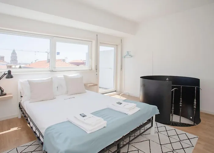 Liiiving In - Downtown Balcony *