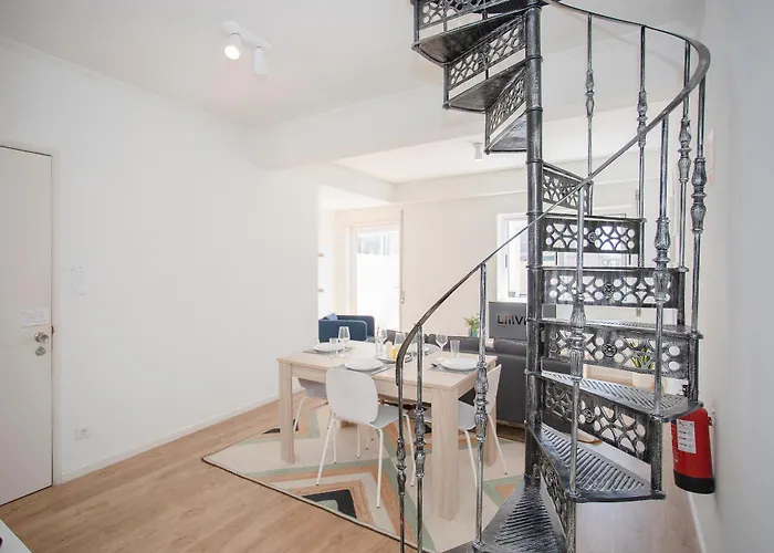 Liiiving In - Downtown Balcony *