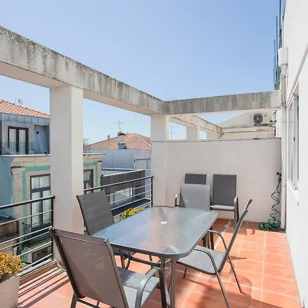 Liiiving In - Downtown Balcony Apartment *