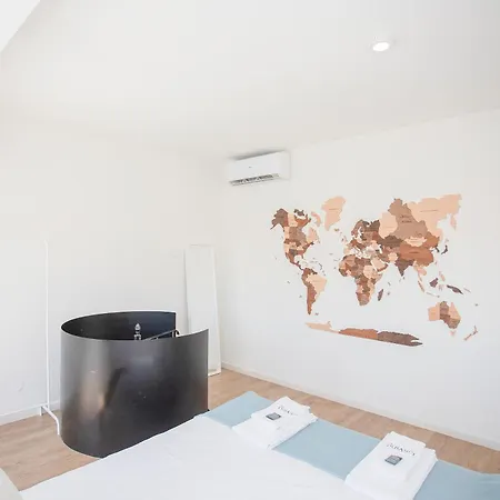 Liiiving In - Downtown Balcony Apartment *
