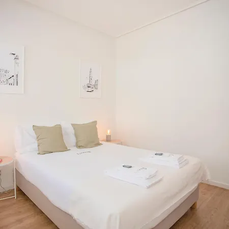 Liiiving In - Downtown Balcony Apartament *