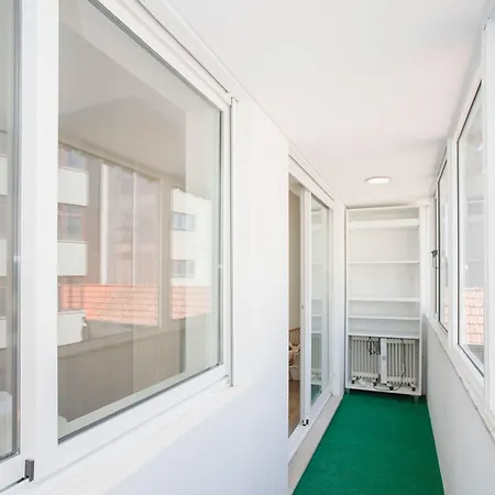 Liiiving In - Downtown Balcony Порту