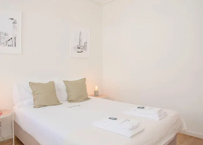 Liiiving In - Downtown Balcony