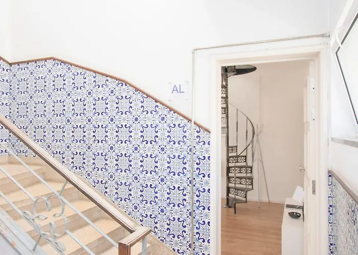 Liiiving In - Downtown Balcony Apartman *