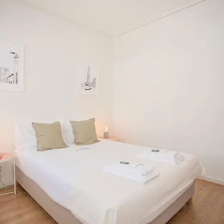 Liiiving In - Downtown Balcony