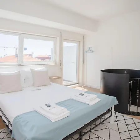 Liiiving In - Downtown Balcony *