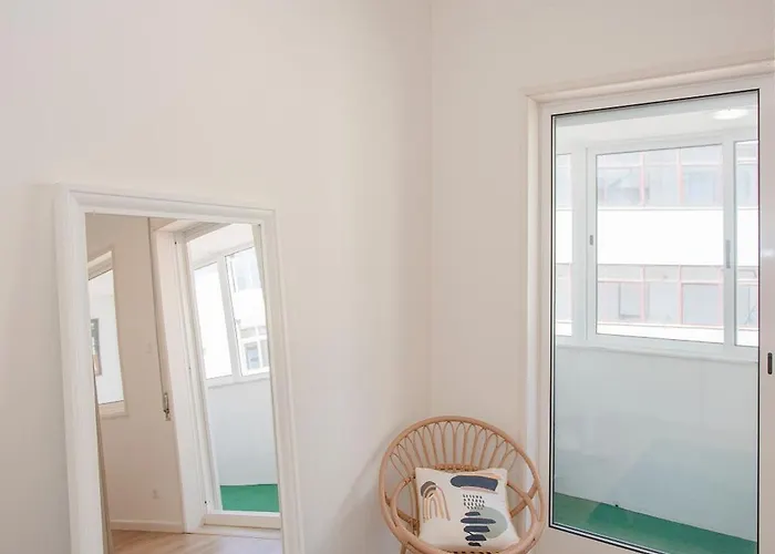 Liiiving In - Downtown Balcony