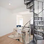 Liiiving In - Downtown Balcony Apartman *