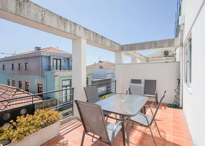 Liiiving In - Downtown Balcony